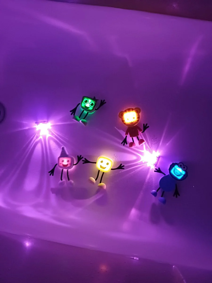Glo Pals Badspeelgoed Sensorisch Light-Up Poppetje en Cubes Daniel Tiger - Image 8