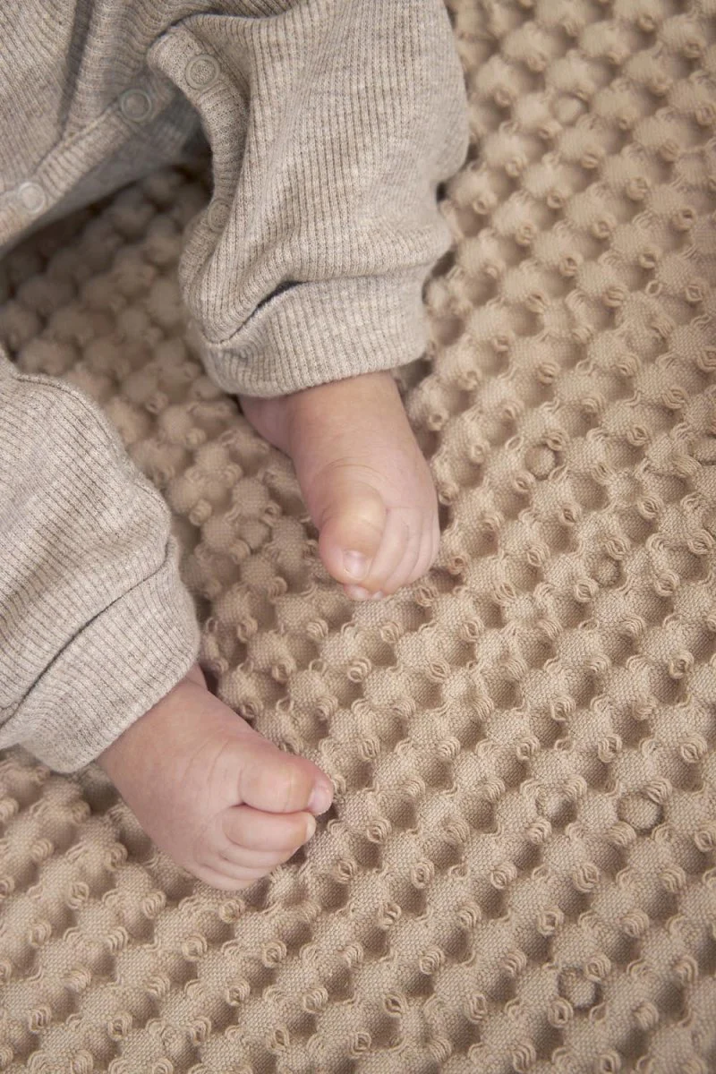 Meyco Baby Wafel Teddy Ledikant Deken Sand 100x150cm - Image 5