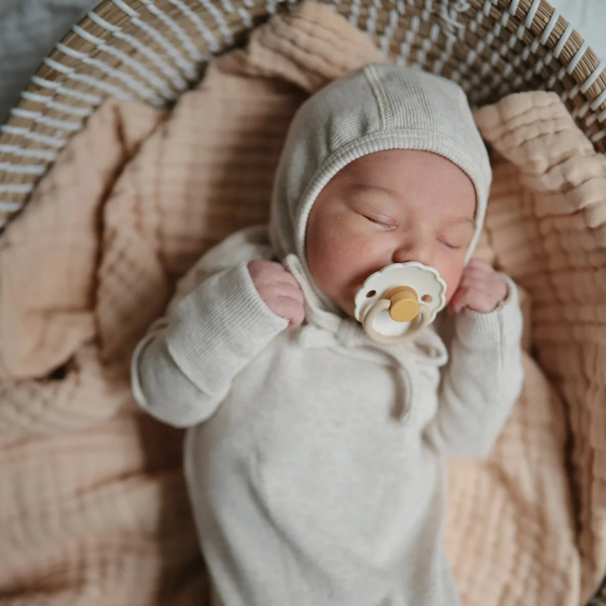 Mushie Babymutsje Bonnet Beige Melange - Image 4